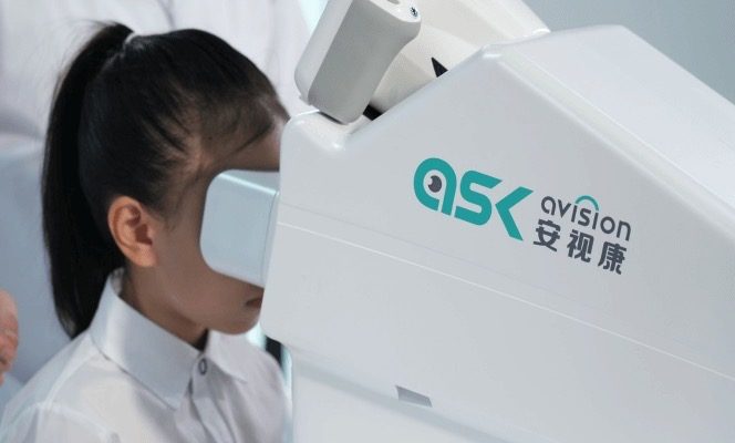 双目视力筛查仪对学生进行屈光采集