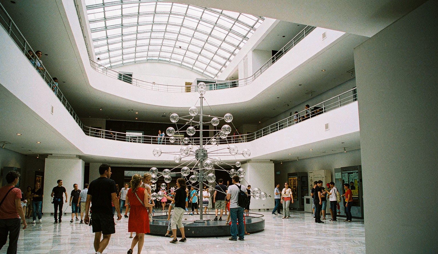 现代化科技馆中庭与展陈空间实景