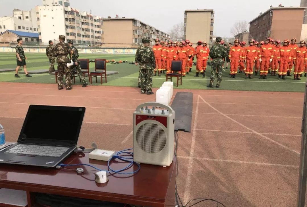 考核现场部署主机、发令音箱与成绩显示设备