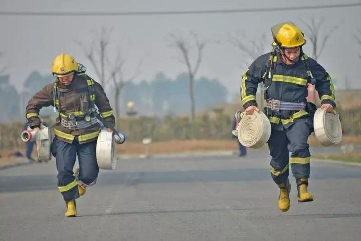 消防员进行负重跑日常训练